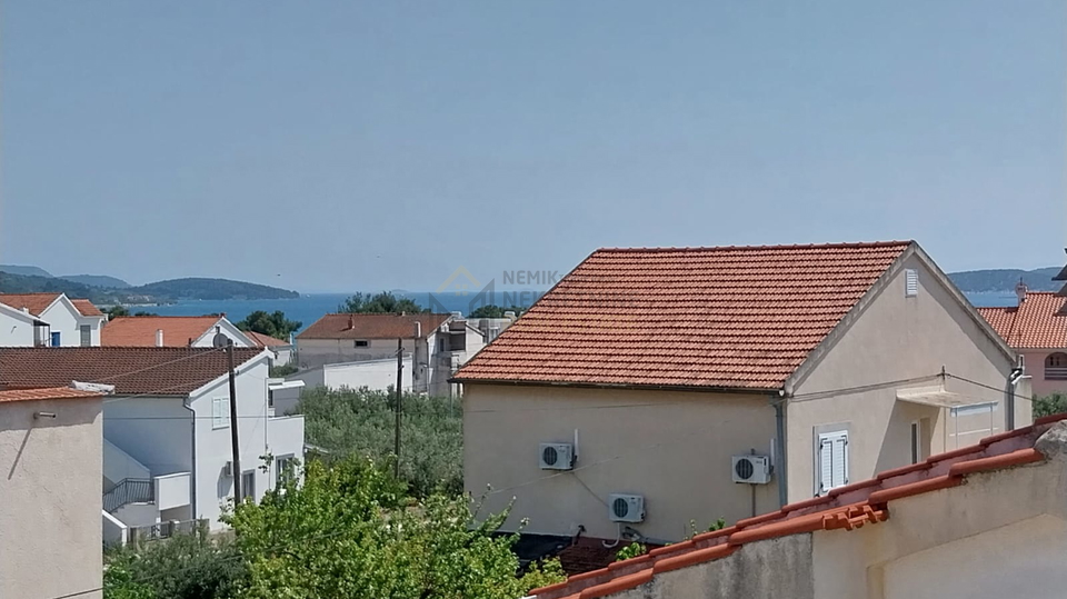 VODICE&comma; KU&Cacute;A SA TRI STAMBENE JEDINICE&comma; 300 M OD MORA