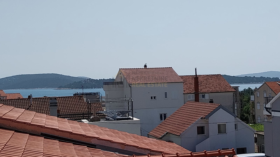 VODICE&comma; KU&Cacute;A SA TRI STAMBENE JEDINICE&comma; 300 M OD MORA
