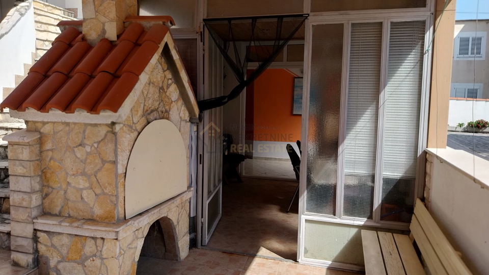 VODICE&comma; KU&Cacute;A SA TRI STAMBENE JEDINICE&comma; 300 M OD MORA