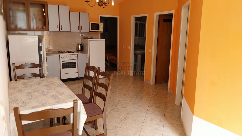 VODICE&comma; KU&Cacute;A SA TRI STAMBENE JEDINICE&comma; 300 M OD MORA