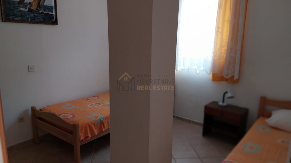 VODICE&comma; KU&Cacute;A SA TRI STAMBENE JEDINICE&comma; 300 M OD MORA