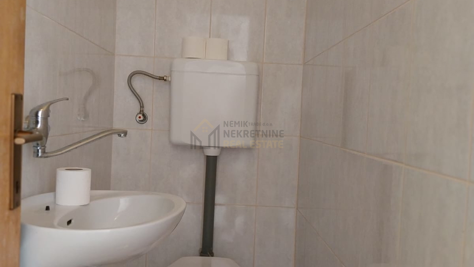 VODICE&comma; KU&Cacute;A SA TRI STAMBENE JEDINICE&comma; 300 M OD MORA