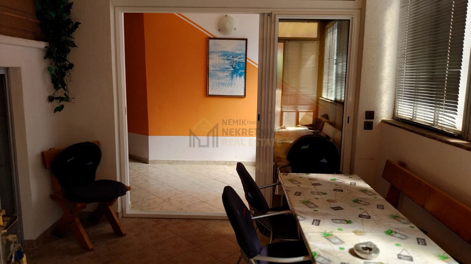 VODICE&comma; KU&Cacute;A SA TRI STAMBENE JEDINICE&comma; 300 M OD MORA