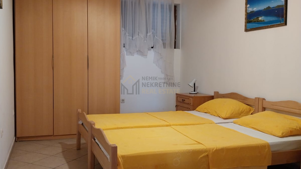 VODICE&comma; KU&Cacute;A SA TRI STAMBENE JEDINICE&comma; 300 M OD MORA