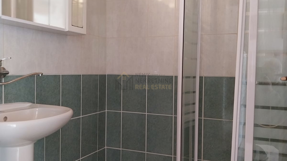 VODICE&comma; KU&Cacute;A SA TRI STAMBENE JEDINICE&comma; 300 M OD MORA