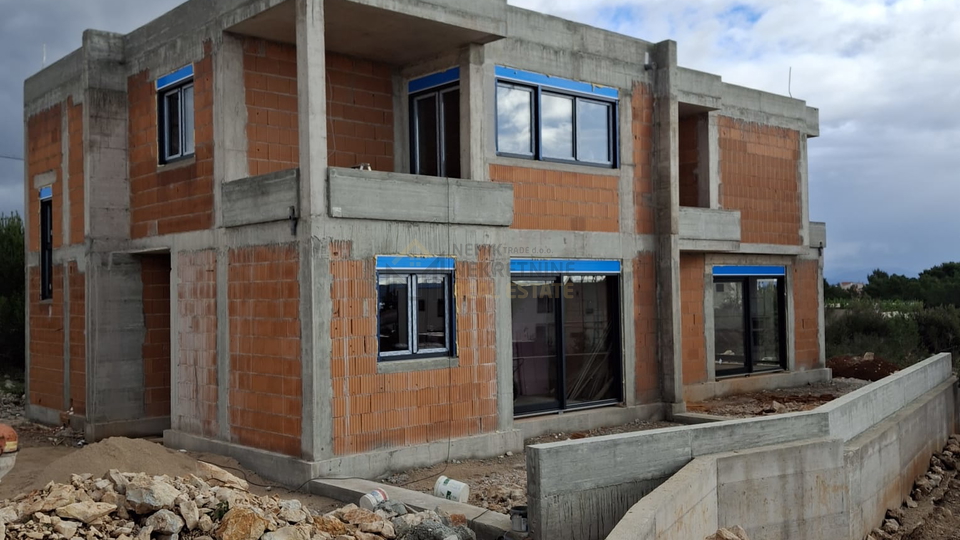 VODICE&comma; KU&Cacute;A SA  VLASTITIM BAZENOM