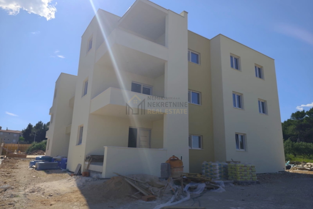 VODICE, STAN U PRIZEMLJU SA VRTOM-USKORO USELJIVO