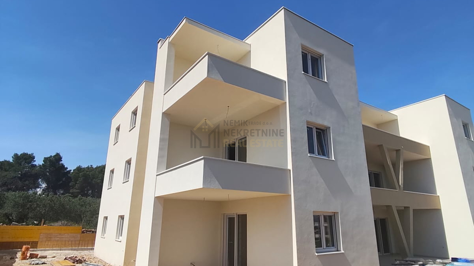 VODICE&comma; STAN U PRIZEMLJU SA VRTOM-USKORO USELJIVO