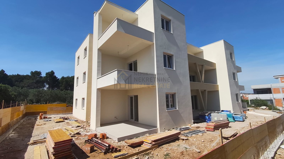 VODICE&comma; STAN U PRIZEMLJU SA VRTOM-USKORO USELJIVO
