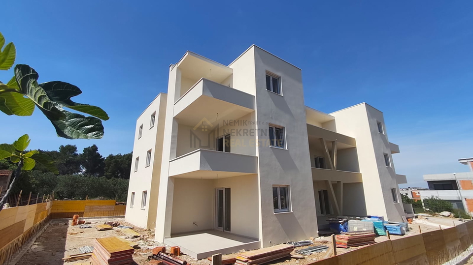 VODICE&comma; STAN U PRIZEMLJU SA VRTOM-USKORO USELJIVO