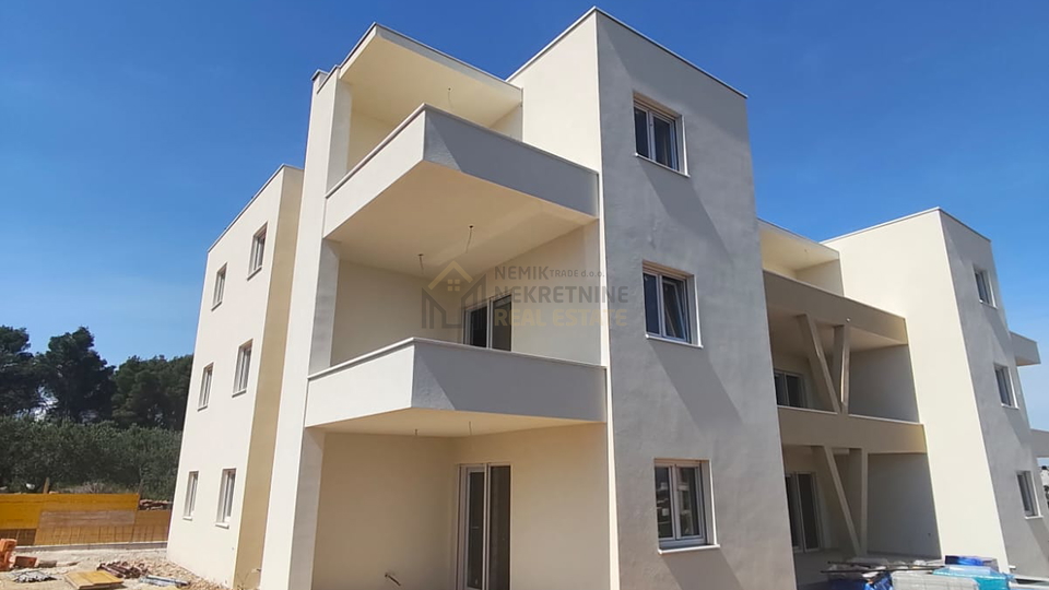 VODICE&comma; STAN U PRIZEMLJU SA VRTOM-USKORO USELJIVO