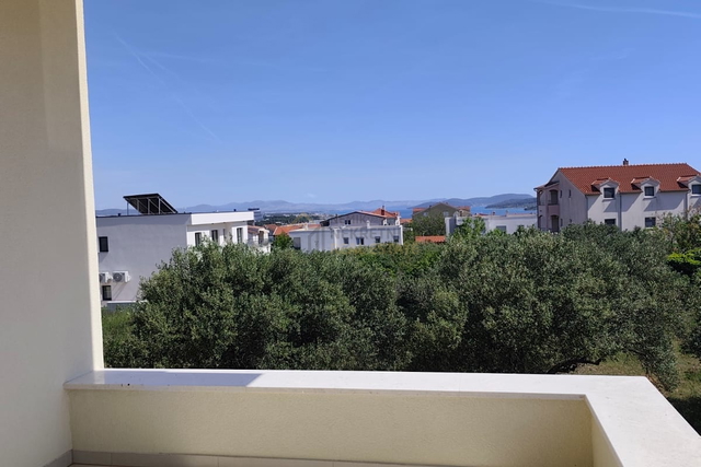 VODICE, NOVOGRADNJA, STAN NA 1. KATU SA SPREMIŠTEM U PRIZEMLJU OBJEKTA