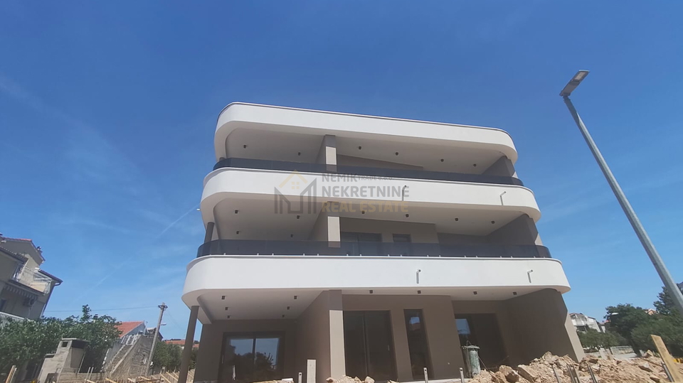 VODICE&comma; STAN NA PRVOM KATU NOVOGRADNJE SA DVIJE SPAVA&Cacute;E SOBE I DVIJE KUPAONE&comma; 50 M OD MORA