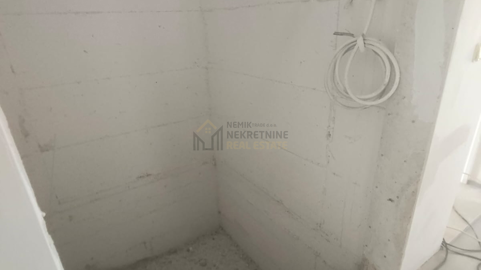 VODICE&comma; STAN NA PRVOM KATU NOVOGRADNJE SA DVIJE SPAVA&Cacute;E SOBE I DVIJE KUPAONE&comma; 50 M OD MORA