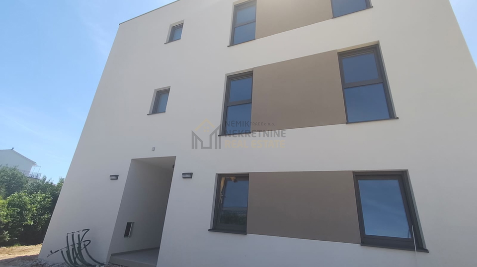 VODICE&comma; STAN U PRIZEMLJU 50 M OD MORA&comma; NOVOGRADNJA