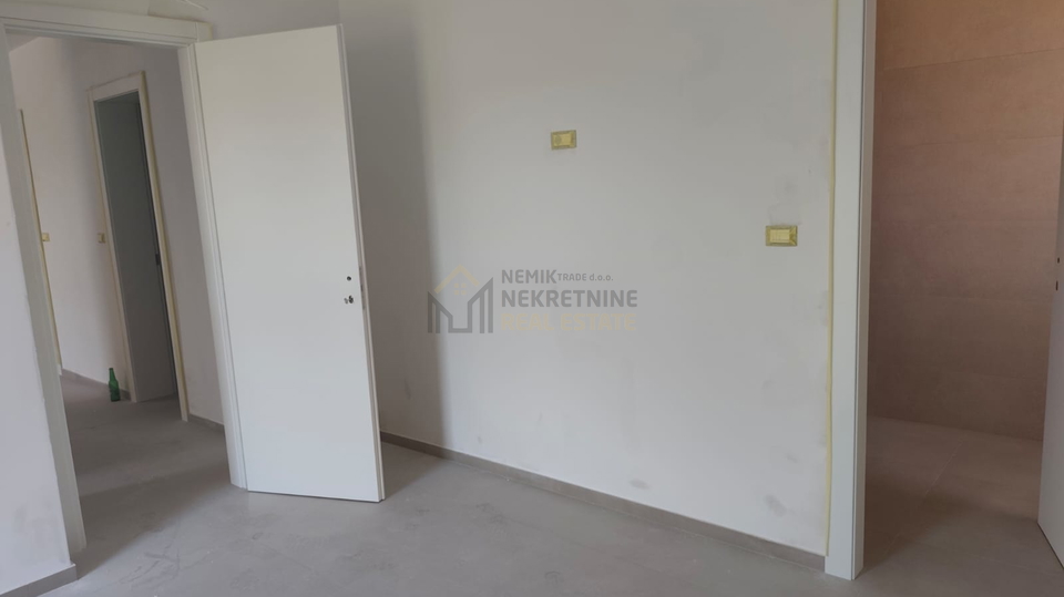 VODICE&comma; STAN NA PRVOM KATU NOVOGRADNJE SA DVIJE SPAVA&Cacute;E SOBE I DVIJE KUPAONE&comma; 50 M OD MORA