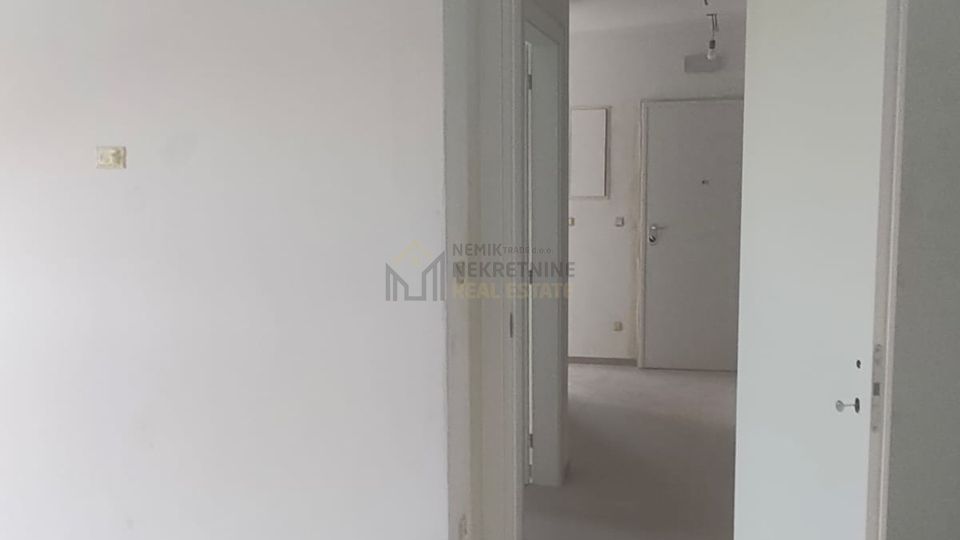 VODICE&comma; STAN NA PRVOM KATU NOVOGRADNJE SA DVIJE SPAVA&Cacute;E SOBE I DVIJE KUPAONE&comma; 50 M OD MORA