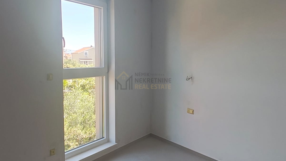 VODICE&comma; STAN NA PRVOM KATU NOVOGRADNJE SA DVIJE SPAVA&Cacute;E SOBE I DVIJE KUPAONE&comma; 50 M OD MORA