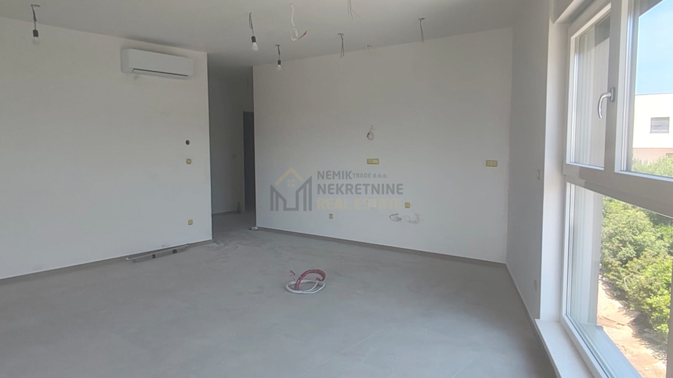 VODICE&comma; STAN NA PRVOM KATU NOVOGRADNJE SA DVIJE SPAVA&Cacute;E SOBE I DVIJE KUPAONE&comma; 50 M OD MORA