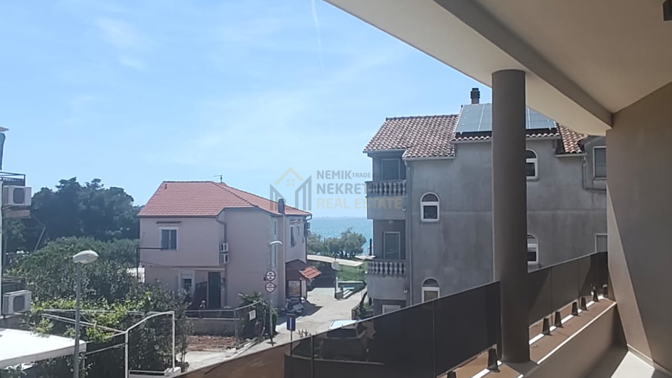 VODICE&comma; STAN NA PRVOM KATU NOVOGRADNJE SA DVIJE SPAVA&Cacute;E SOBE I DVIJE KUPAONE&comma; 50 M OD MORA
