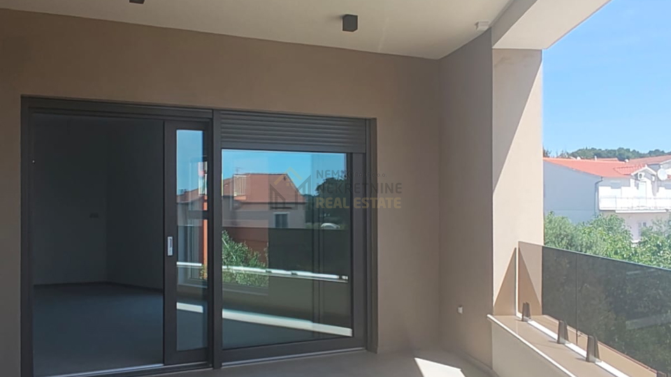 VODICE&comma; STAN NA PRVOM KATU NOVOGRADNJE SA DVIJE SPAVA&Cacute;E SOBE I DVIJE KUPAONE&comma; 50 M OD MORA