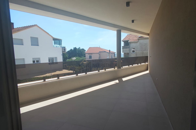 VODICE, STAN NA PRVOM KATU NOVOGRADNJE SA DVIJE SPAVAĆE SOBE I DVIJE KUPAONE, 50 M OD MORA