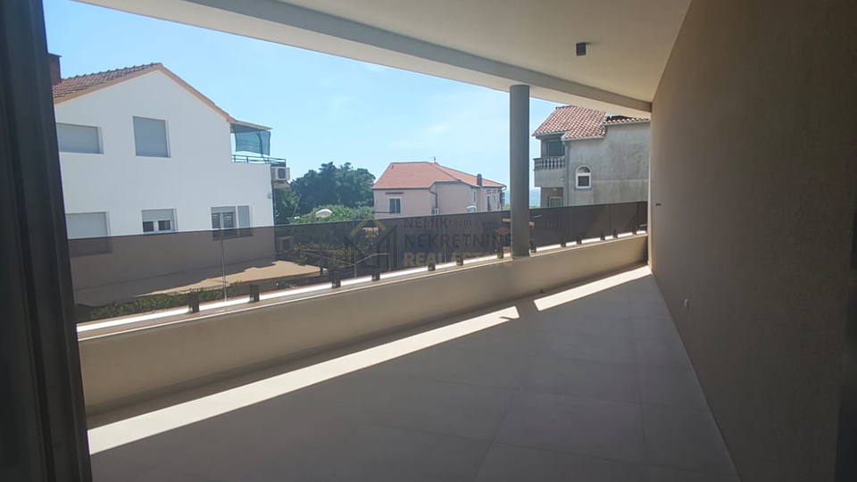 VODICE&comma; STAN NA PRVOM KATU NOVOGRADNJE SA DVIJE SPAVA&Cacute;E SOBE I DVIJE KUPAONE&comma; 50 M OD MORA
