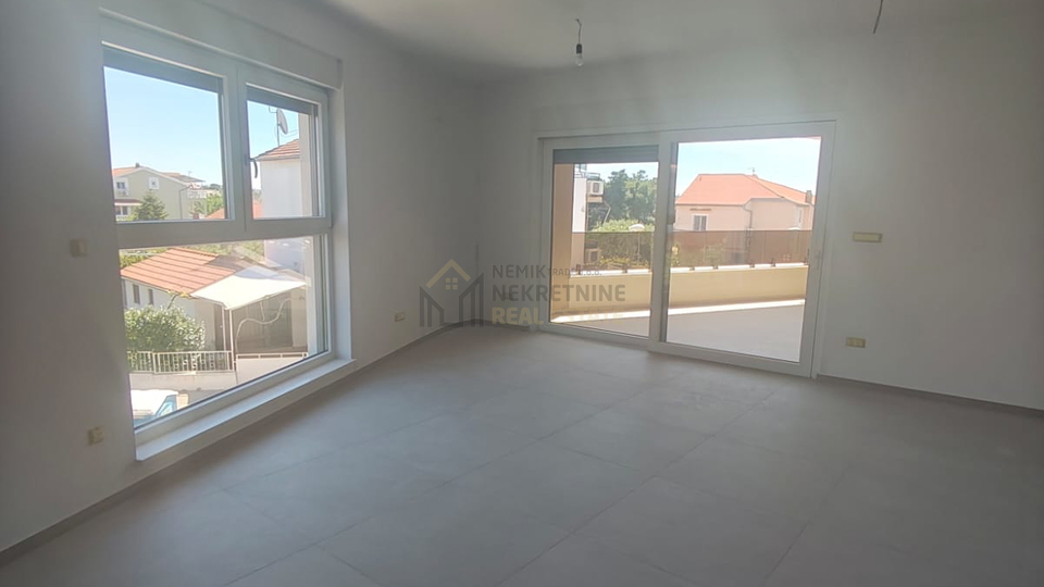 VODICE&comma; STAN NA PRVOM KATU NOVOGRADNJE SA DVIJE SPAVA&Cacute;E SOBE I DVIJE KUPAONE&comma; 50 M OD MORA