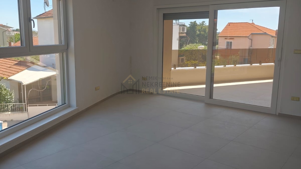 VODICE&comma; STAN NA PRVOM KATU NOVOGRADNJE SA DVIJE SPAVA&Cacute;E SOBE I DVIJE KUPAONE&comma; 50 M OD MORA