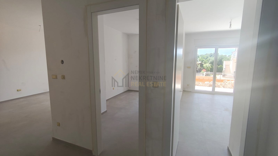 VODICE&comma; STAN U PRIZEMLJU 50 M OD MORA&comma; NOVOGRADNJA