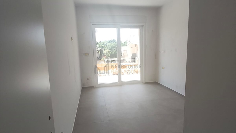 VODICE&comma; STAN U PRIZEMLJU 50 M OD MORA&comma; NOVOGRADNJA