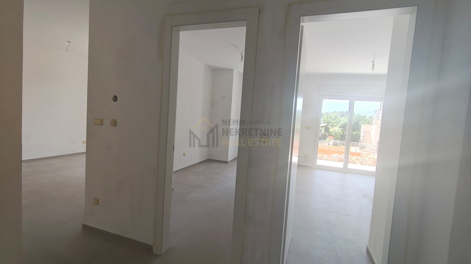 VODICE&comma; STAN U PRIZEMLJU 50 M OD MORA&comma; NOVOGRADNJA