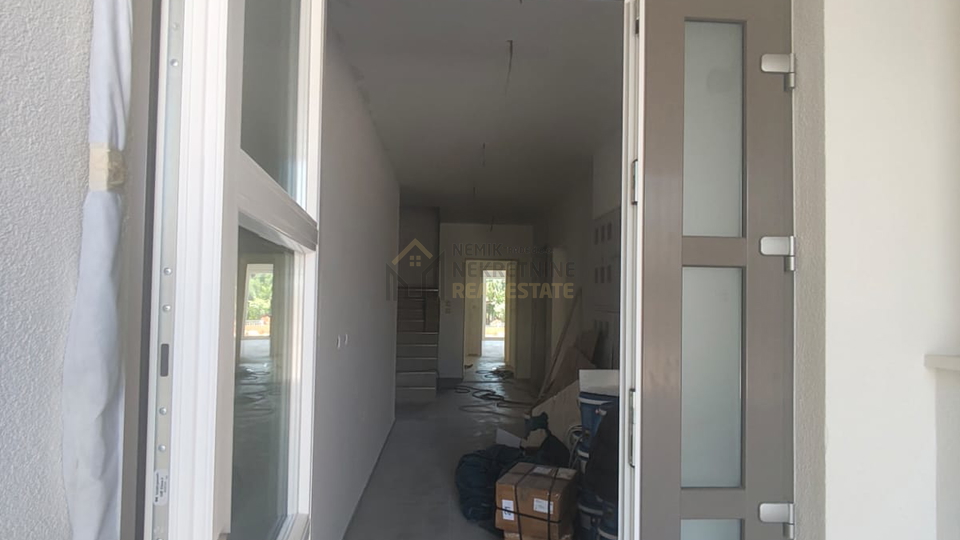 VODICE&comma; STAN U PRIZEMLJU 50 M OD MORA&comma; NOVOGRADNJA