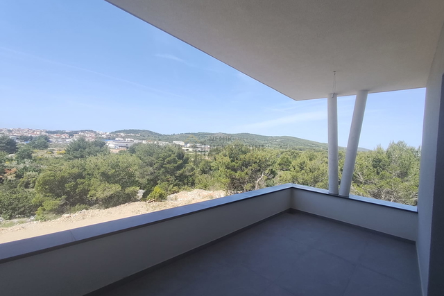 VODICE, DVOETAŽNI STAN S KROVNOM TERASOM I OTVORENIM POGLEDOM - PRODAJA