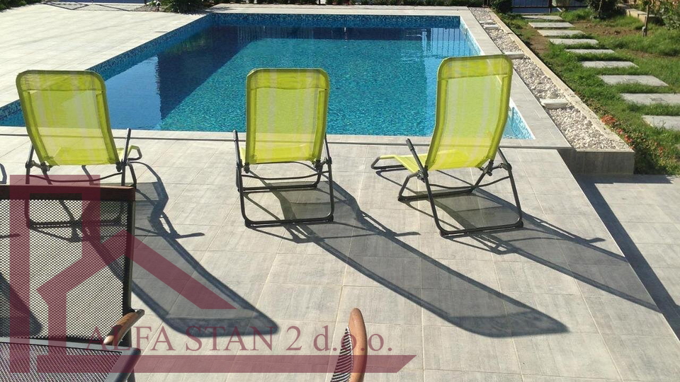 Trogir, trosoban stan sa bazenom za najam do ljeta