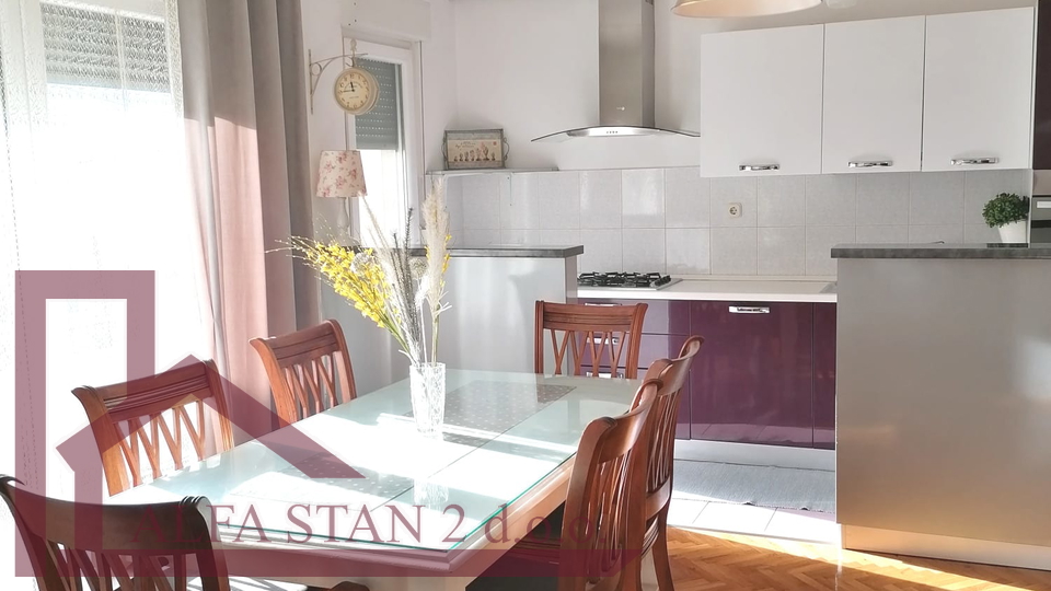 Solin&comma; ku&cacute;a sa dva  stana po 80 m2