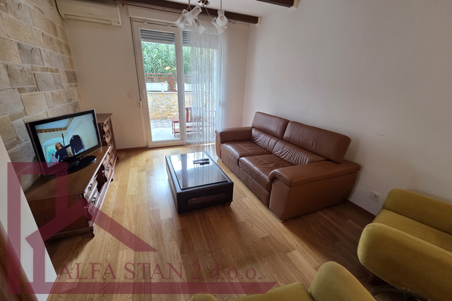 Dvosoban stan za najam – Podstrana, Strožanac (100 m od plaže)