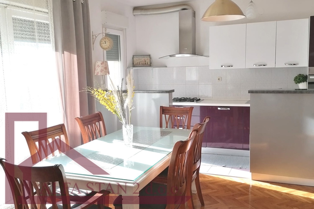 Solin, kuća sa dva  stana po 80 m2