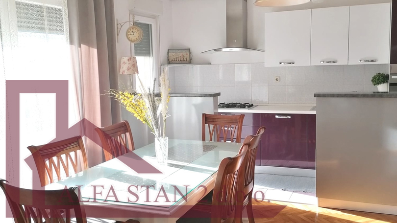 Solin&comma; ku&cacute;a sa dva  stana po 80 m2