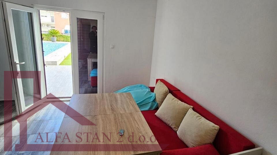 Trogir, trosoban stan sa bazenom za najam do ljeta