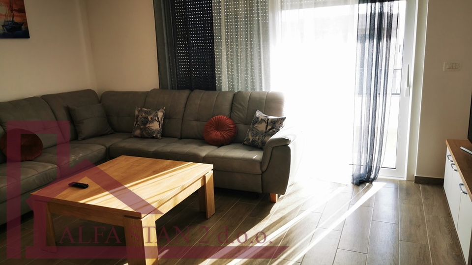 Podstrana&comma; Stro&zcaron;anac&comma; dvosoban stan za dugoro&ccaron;ni najam  900&euro;