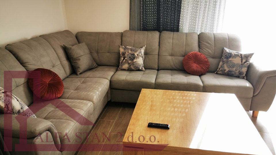 Podstrana&comma; Stro&zcaron;anac&comma; dvosoban stan za dugoro&ccaron;ni najam  900&euro;