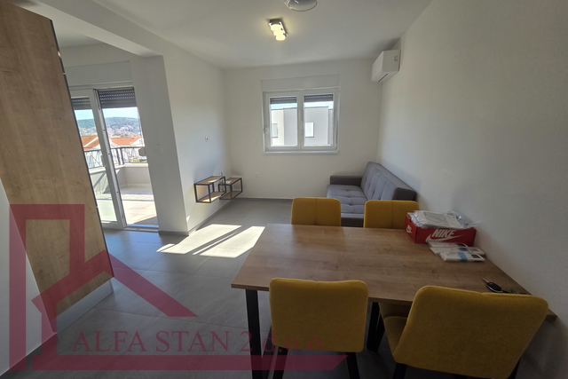 Trogir, prvo useljenje, dugoročni najam dvosobnog stana