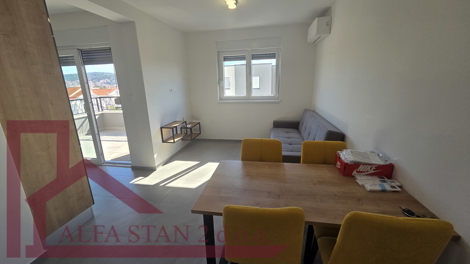 Trogir&comma; prvo useljenje&comma; dugoro&ccaron;ni najam dvosobnog stana