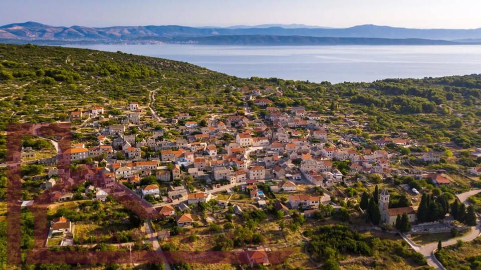 Renovirana kamena kuća s dvije spavaće sobe i dvorištem