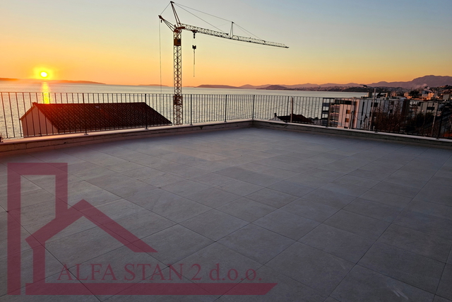 Podstrana, stan 90 m2, drugi red do mora