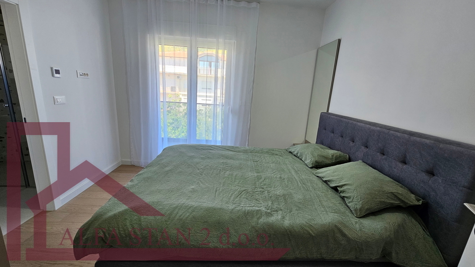 NOVO! Četverosobni stan za dugoročni najam – Prvo useljenje!