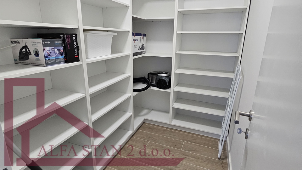 NUOVO! Appartamento quadrilocale in affitto a lungo termine – Prima occupazione!