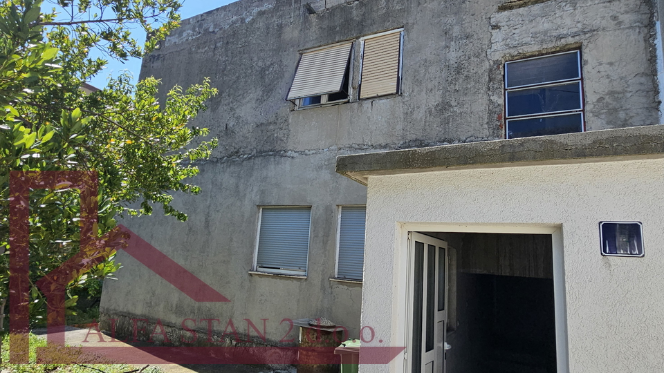 Solin, kuća sa dva  stana po 80 m2