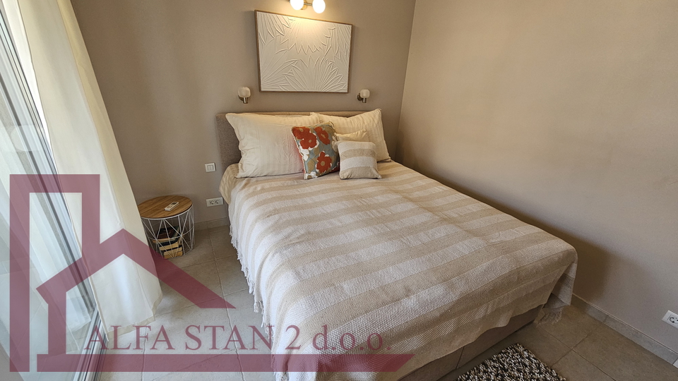 AFFITTO A LUNGO TERMINE – Appartamento monolocale confortevole, Seget Donji (Trogir)